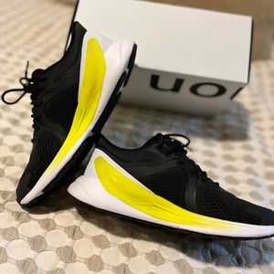 LIKE NEW lululemon Blissfeel Run in electric lemon - women’s 6